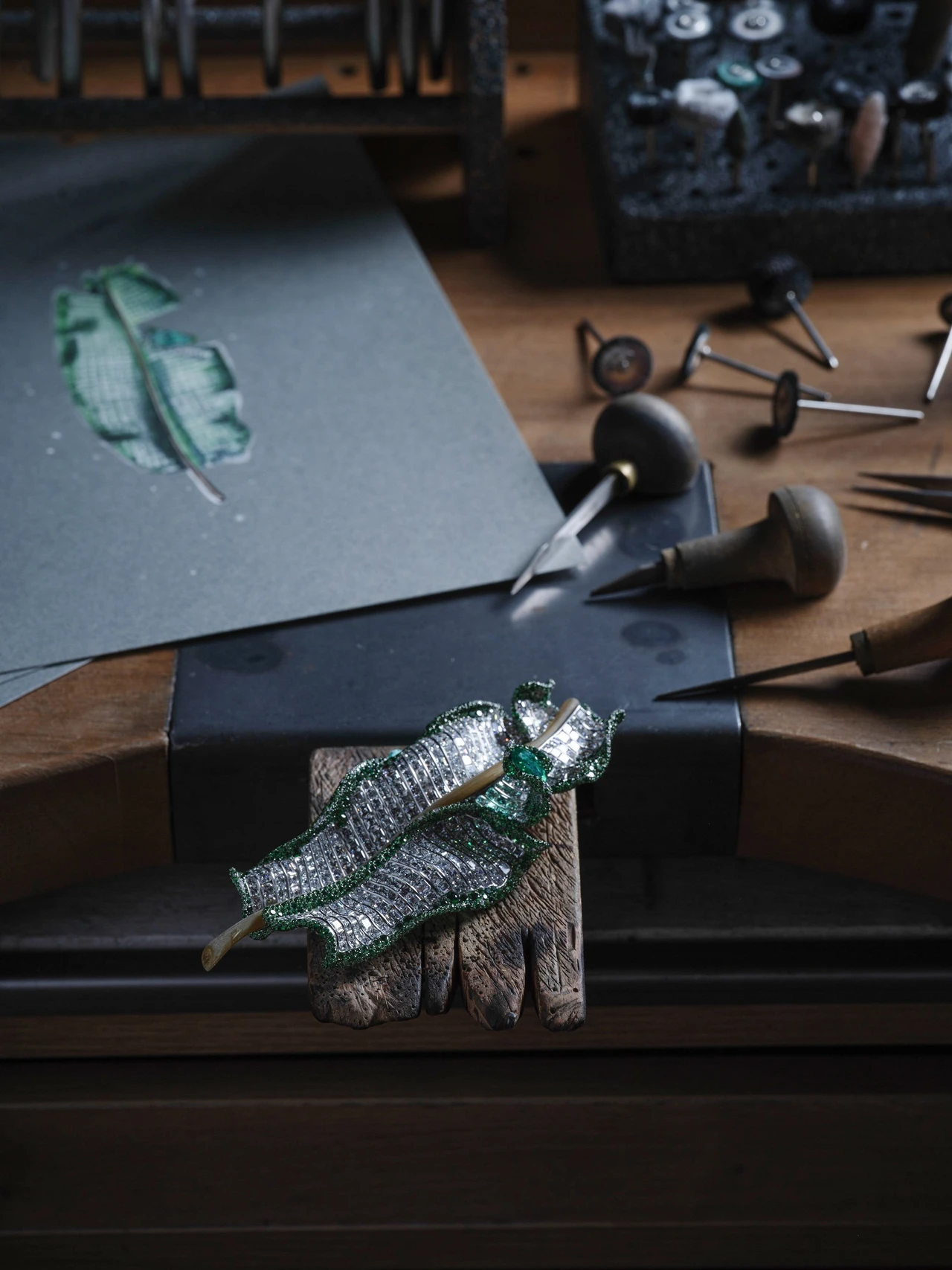 Cindy Chao The Art Jewel加勒比海盛夏胸針,以芭蕉葉為靈感。鈦金屬鑲主石為3.8克拉水滴形切割哥倫比亞祖母綠、沙弗萊石、鑽石。