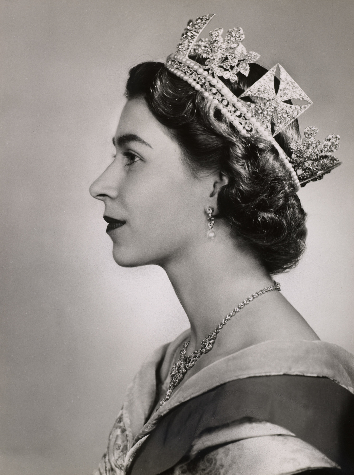 Dorothy Wilding (1893-1976)HM Queen Elizabeth II (b. 1926) 15 - 15 Apr 1952 Gelatin silver print | 24.5 x 18.4 cm 由Dorothy Wilding攝於1952年2月26日,是女王登基後20天。該幅肖像自1953年至1971年被用於英國郵票,以及所有英國駐外大使館的廳堂中,肖像中的女王配戴The Diamond Diadem,是女王最著名的肖像之一。