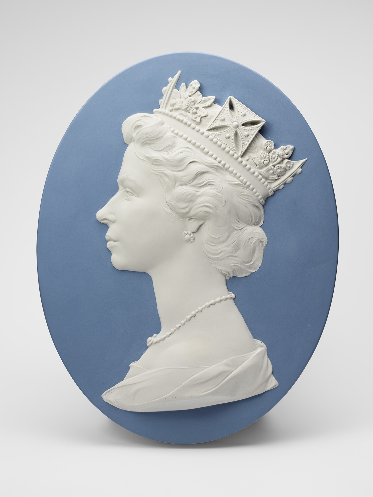 JOSIAH WEDGWOOD (& SONS LTD.):BARLASTON (1940-)Her Majesty The Queen (b.1926) 1966-68 Stoneware, gilt wood | 53.3 x 43.4 x 7.2 cm 這只女王頭戴The Diamond Diadem的瑋緻活浮雕,用於製作英國郵票。