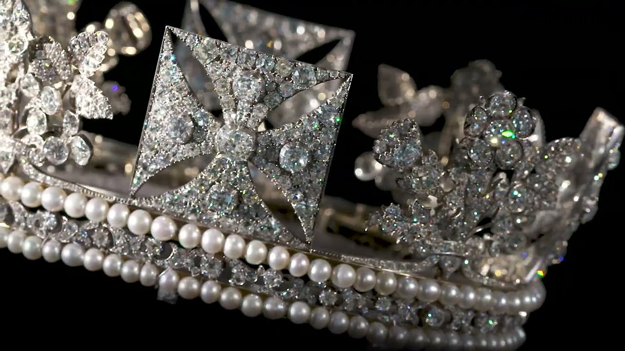 The Diamond Diadem共鑲有1,333顆鑽石還有兩串珍珠項鍊,王冠上的玫瑰、薊花、三葉草分別象徵英格蘭、蘇格蘭、愛爾蘭。