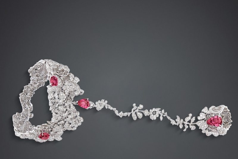 串聯手鐲與戒指的Dentelle Guipure粉色尖晶石手飾，展現Victoire de Castellane創意戴法的設計。