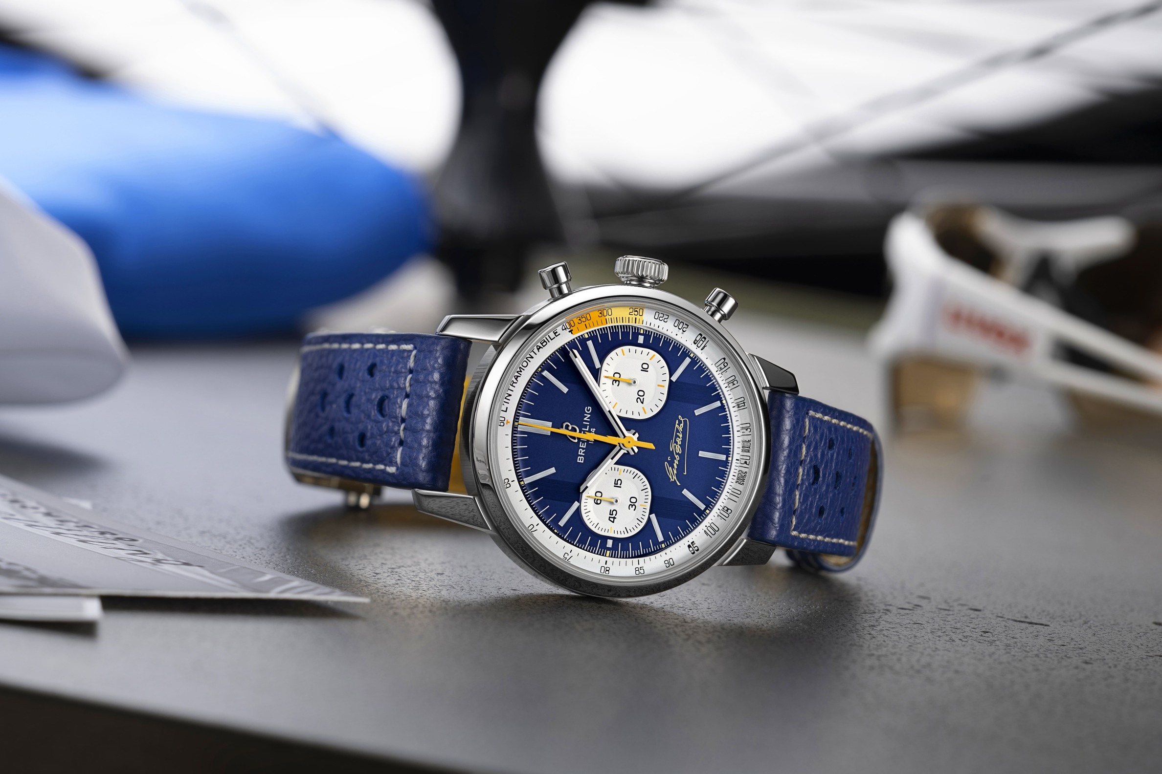 Top Time B01 Gino Bartali,藍與白色計時小錶盤,測速刻度L’Intramontabile(永恆傳奇)字樣,NT240,000(鍊帶)、NT228,000(皮帶),限量750只。